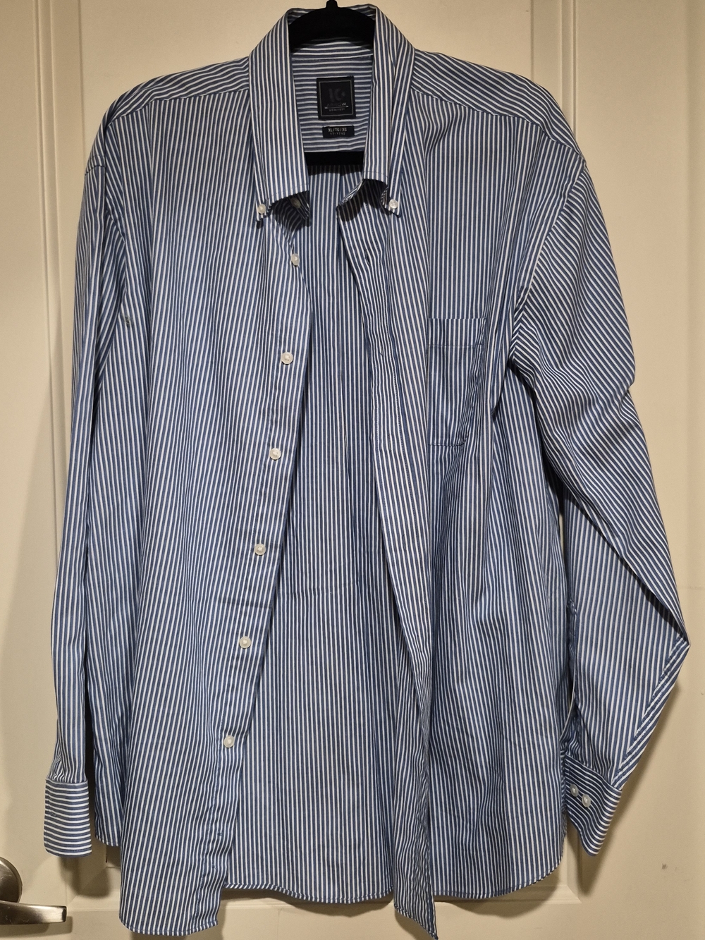 Arrow white/blue striped button-up shirt in XL
